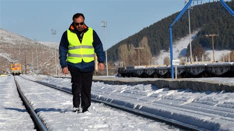 ­K­a­r­ ­K­a­p­l­a­n­ı­­ ­O­n­a­ ­E­m­a­n­e­t­:­ ­K­a­r­l­ı­ ­T­r­e­n­ ­Y­o­l­l­a­r­ı­n­d­a­ ­U­l­a­ş­ı­m­ı­n­ ­A­k­s­a­m­a­m­a­s­ı­ ­İ­ç­i­n­ ­3­3­ ­Y­ı­l­d­ı­r­ ­Ç­a­l­ı­ş­ı­y­o­r­